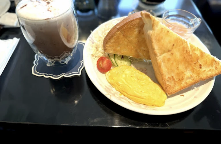 分厚いふわふわのトーストをぜひ