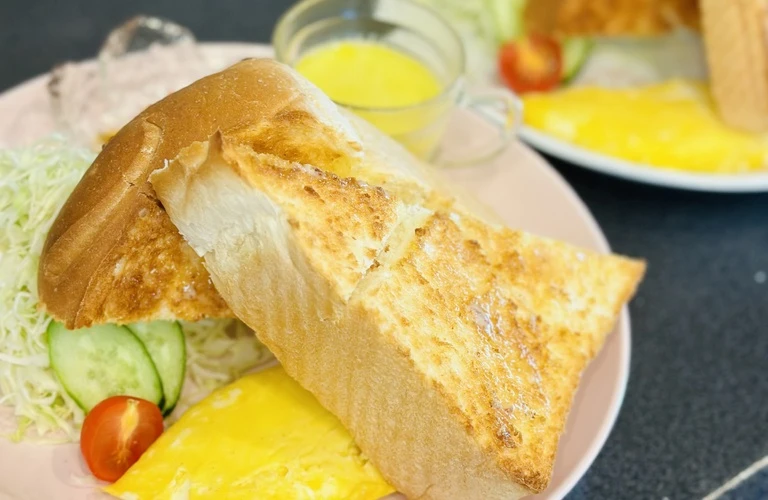 分厚いふわふわのトーストをぜひ